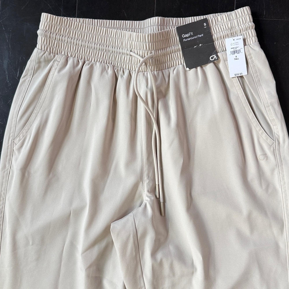 GapFit Runaround Pants Athletic Outdoors Beige Size Small Tall NWT